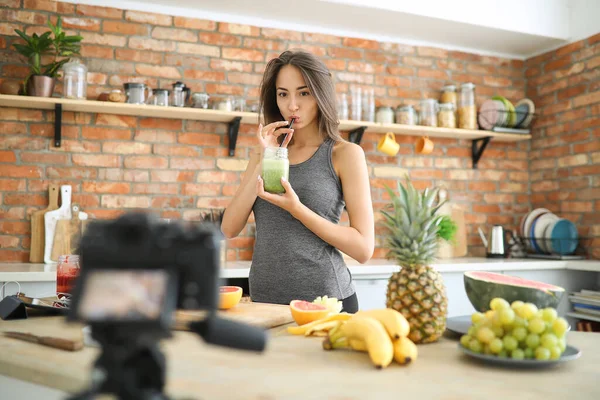 Happy Young Food Vlogger Drink Smoothie Kitchen — Stock Photo, Image