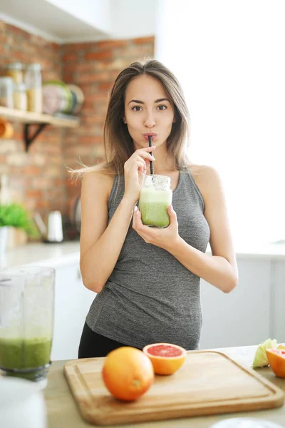 Happy Young Food Vlogger Drink Smoothie Kitchen — Stock Photo, Image