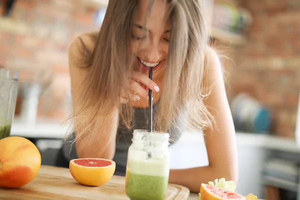 Happy Young Food Vlogger Drink Smoothie Kitchen — Stock Photo, Image