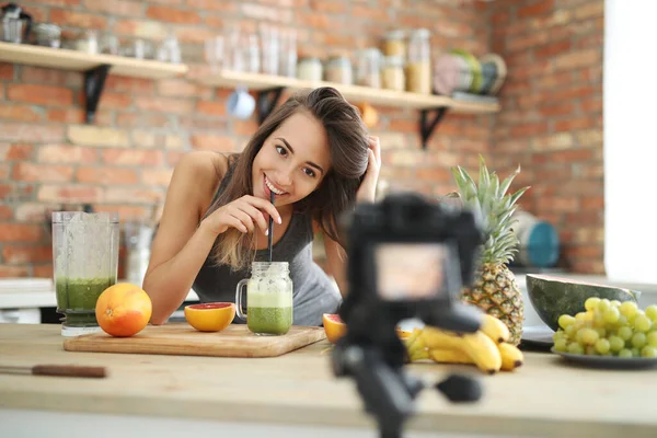 Happy Young Food Vlogger Drink Smoothie Kitchen — Stock Photo, Image