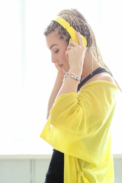 Woman Yellow Dreadlocks Listening Music Kitchen — Stockfoto