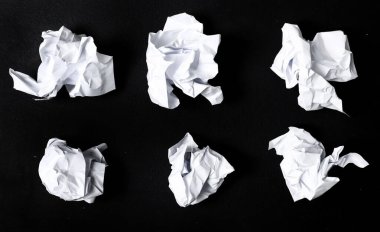 Siyah arkaplan üzerine buruşuk kağıt