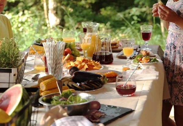 Table Full Food Drinks Picnic Friends — Stock fotografie