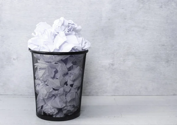 Çöp Kutusunda Buruşuk Kağıt — Stok fotoğraf
