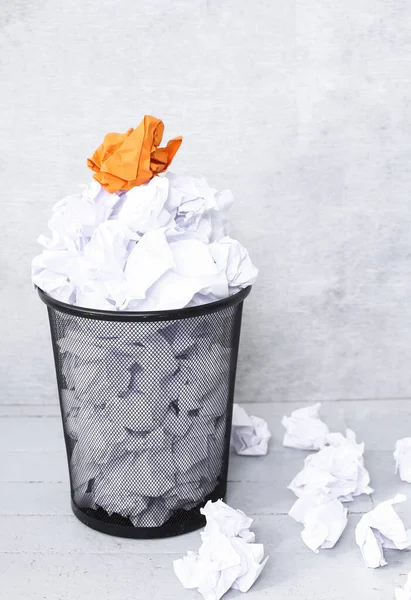 Crumpled White Paper Trash Can Orange Paper Ball Top — Fotografia de Stock