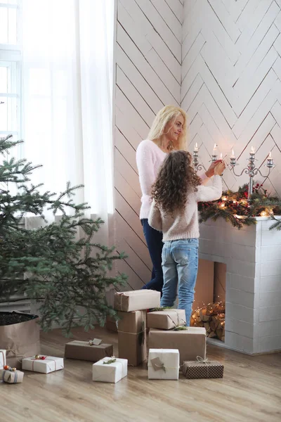 Family Christmas Eve Mother Daugher Posing Festive Room — 图库照片