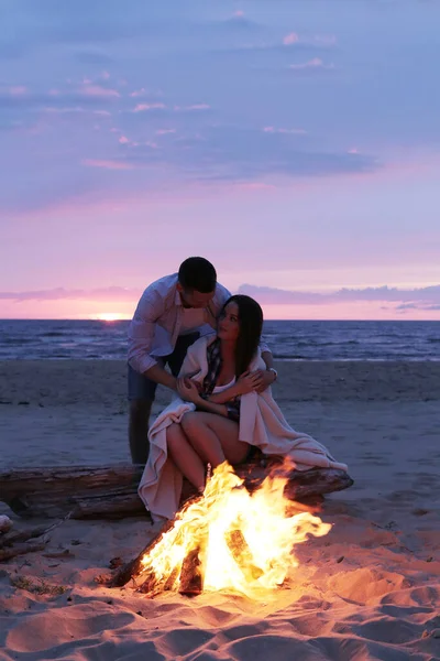 Beautiful Couple Bonfire Beach — Stockfoto