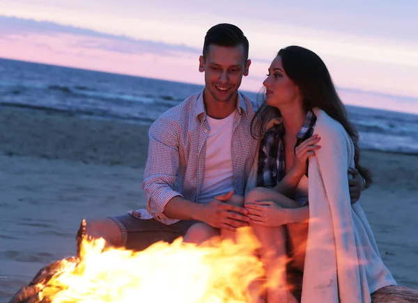 Beautiful Couple Bonfire Beach — Stock Fotó