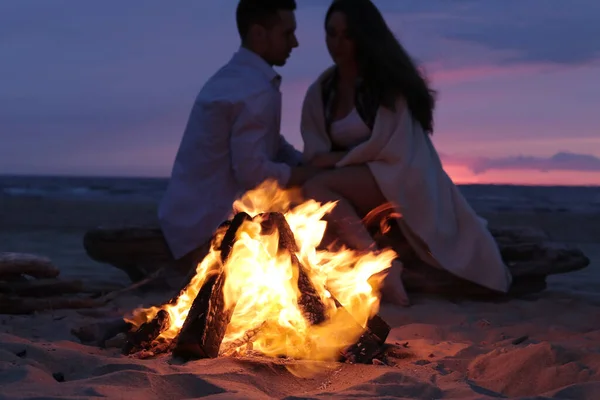 Beautiful Couple Bonfire Beach — Stockfoto