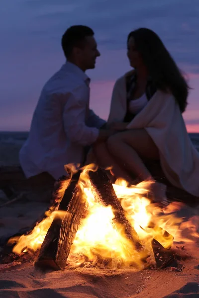 Beautiful Couple Bonfire Beach — Stockfoto