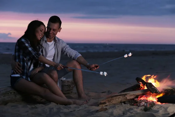 Beautiful Couple Cooking Marshmallow Beach — Stockfoto