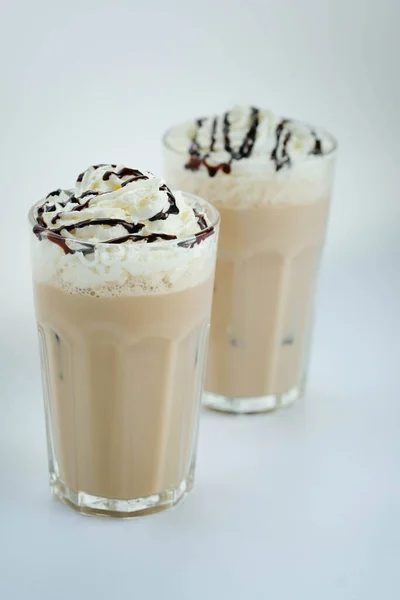 Delicioso Latte Con Crema Batida Chocolate Encima — Foto de Stock