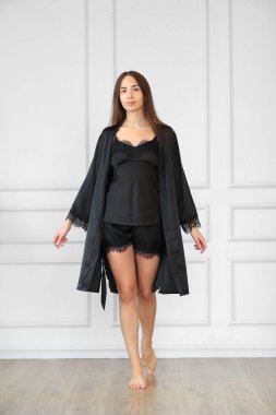 İç çamaşırı ve gecelik. Evde gecelik giyen güzel kız