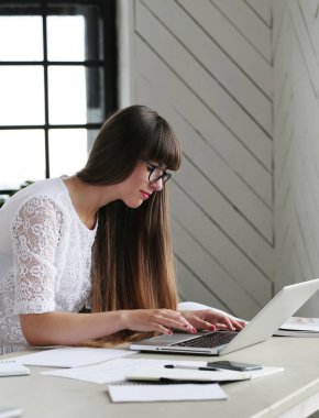 Çalış. Ofisteki kız.