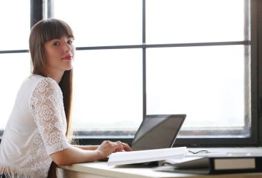 Çalış. Ofisteki kız.