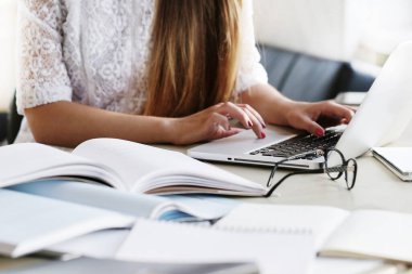 Çalış. Ofisteki kız.