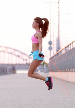 Açık hava sporu. Sokaktaki güzel kız