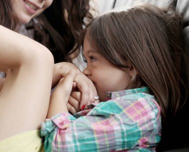 - Aile. Güzel anne ve tatlı kızı
