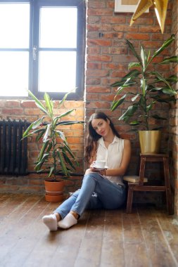 Yaşam tarzı. Evdeki güzel kadın.