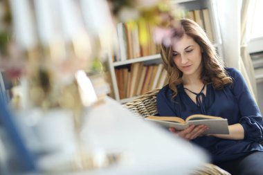 Gündüzleri evde güzel bir kız