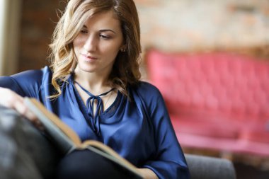 Gündüzleri evde güzel bir kız