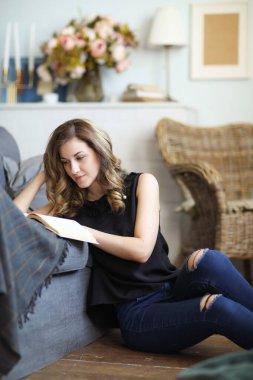 Gündüzleri evde güzel bir kız