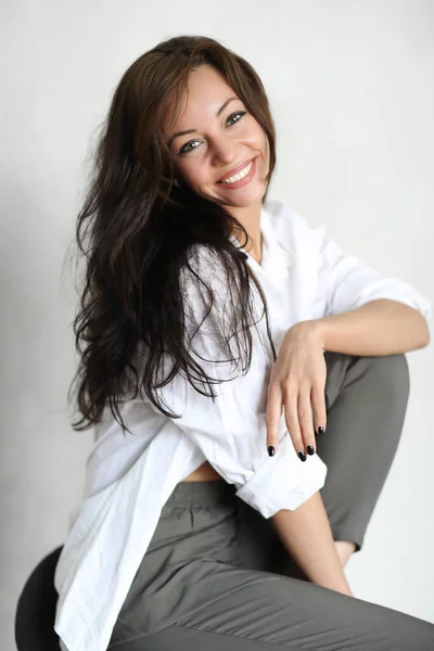 Hermosa Mujer Camisa Blanca Casa —  Fotos de Stock