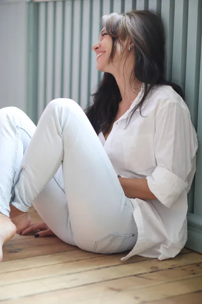 Menina Bonita Vestido Branco Chão — Fotografia de Stock