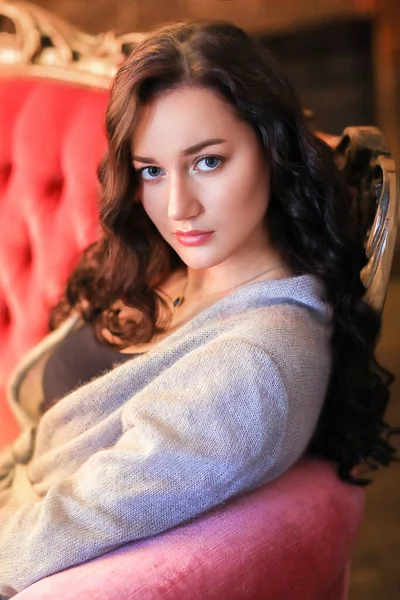 Beautiful Girl Red Sofa — Stockfoto