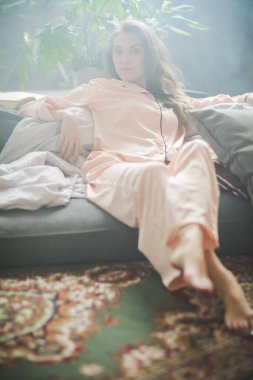 Yaşam tarzı. Kadın evde dinleniyor.