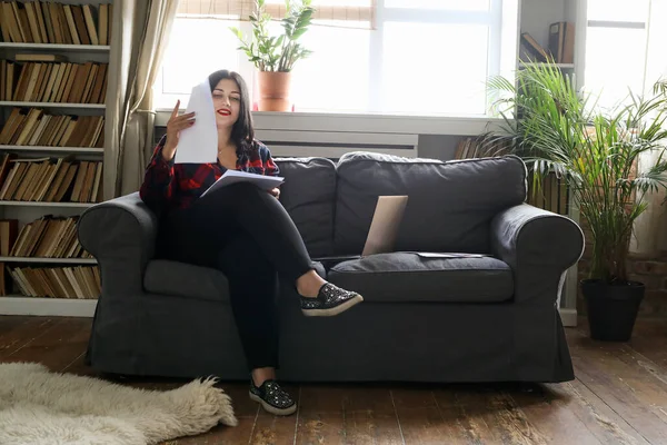 Yaşam Tarzı Evde Gömlekli Bir Kadın Var — Stok fotoğraf