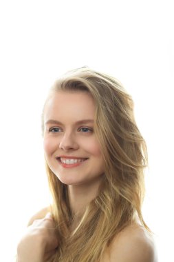 Yakın planda sarı saçlı bir kadın.