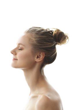 Yakın planda sarı saçlı bir kadın.