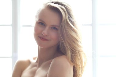 Yakın planda sarı saçlı bir kadın.