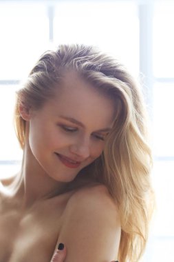 Yakın planda sarı saçlı bir kadın.