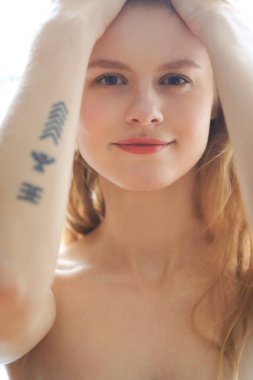 Yakın planda sarı saçlı bir kadın.