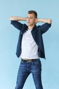 mavi bir arka plan üzerinde yakışıklı adam