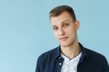 mavi bir arka plan üzerinde yakışıklı adam