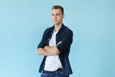 mavi bir arka plan üzerinde yakışıklı adam