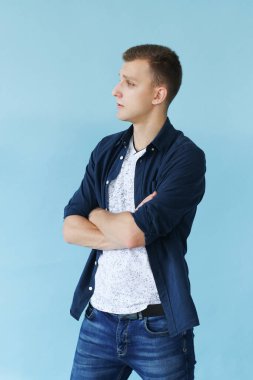 mavi bir arka plan üzerinde yakışıklı adam