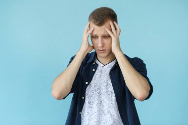 mavi bir arka plan üzerinde yakışıklı adam