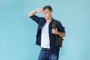 mavi bir arka plan üzerinde yakışıklı adam