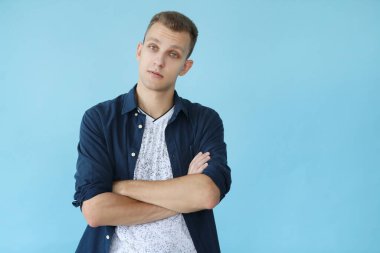 mavi bir arka plan üzerinde yakışıklı adam