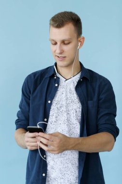 mavi bir arka plan üzerinde yakışıklı adam