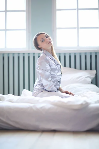 Freizeit Morgen Frau Liegt Auf Dem Bett — Stockfoto