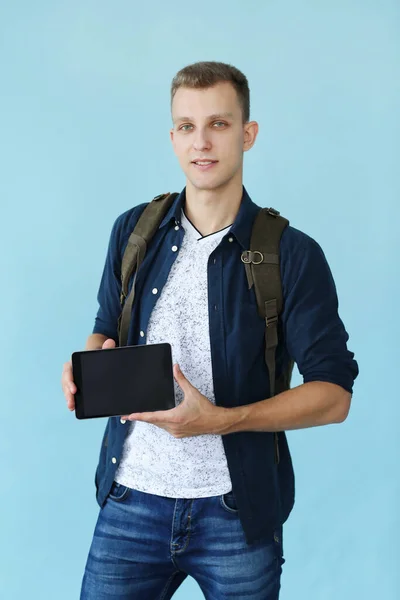 Stilig Man Med Tablett Blå Bakgrund — Stockfoto
