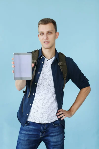 Stilig Man Med Tablett Blå Bakgrund — Stockfoto