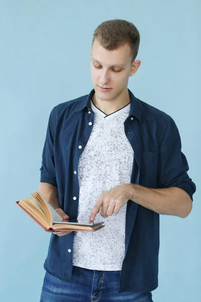 Hombre Guapo Sobre Fondo Azul — Foto de Stock