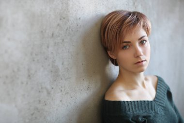 Yaşam tarzı. Kısa saçlı bir kadın.