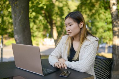 Gün boyunca kafede serbest çalışan.